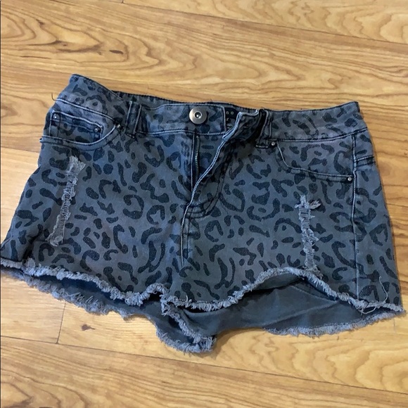 Grey Leopard Print Jean Shorts - Picture 1 of 2